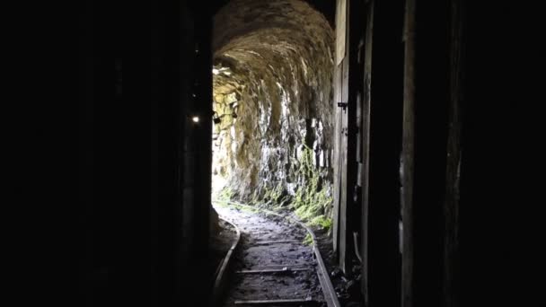 Antigua puerta de salida de la mina desde el interior — Vídeo de stock