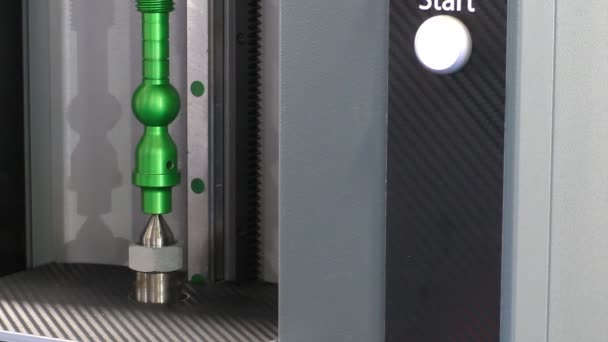 Máquina de medición de precisión óptica de trabajo — Vídeos de Stock