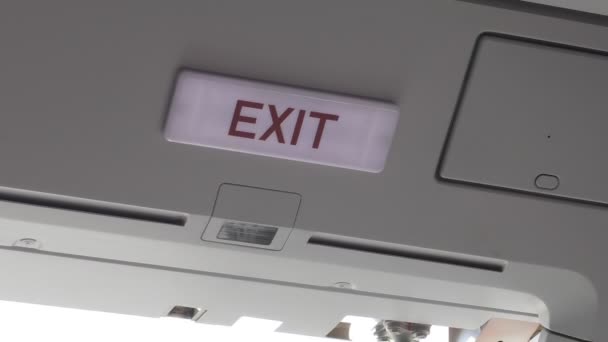 Выходной знак и открытая дверь самолета — стоковое видео