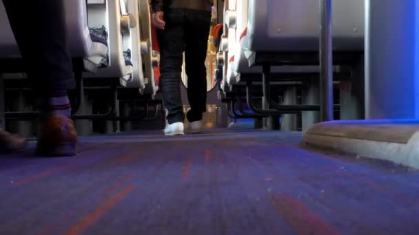 Man lopen via passagier trein auto deur — Stockvideo