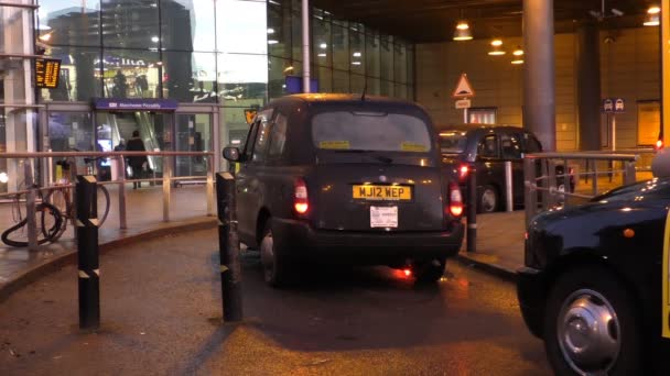 Taxibilar vid Manchester Piccadilly station — Stockvideo