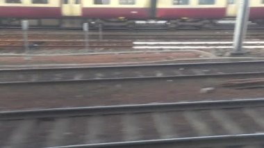 Tren demiryolu ve Glasgow şehir görünümü ile pencere