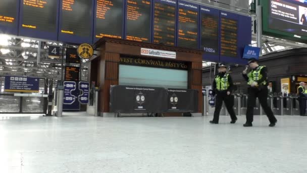 Dos policías en la estación central de Glasgow — Vídeo de stock