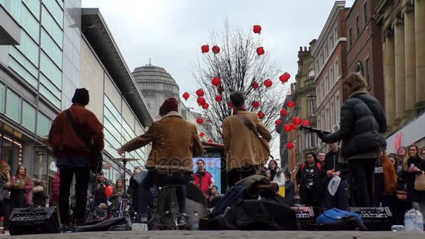 曼彻斯特街头的现场演出的乐队 — 图库视频影像