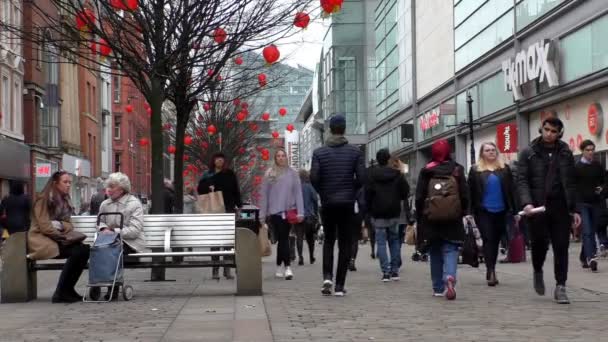 Personer i Manchester city centre center — Stockvideo