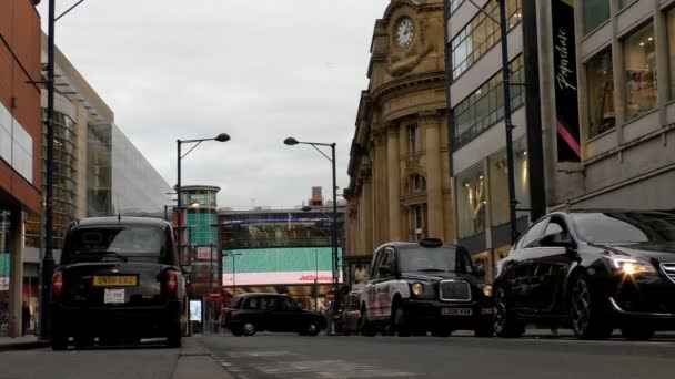 Taxis im Stadtzentrum von Manchester — Stockvideo