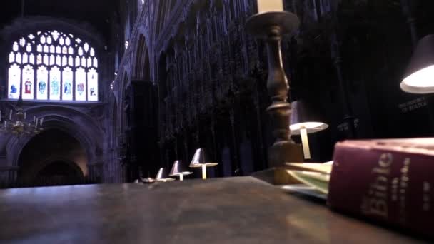 Bibeln i Manchester Cathedral — Stockvideo