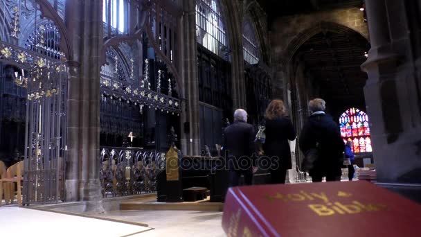 Personas en Manchester Cathedral — Vídeo de stock