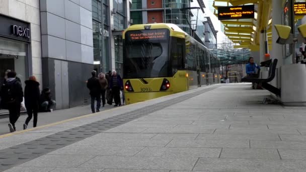 Tramvajová zastávka v Manchesteru city — Stock video