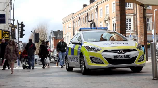 Policejní auto v centru města Warrington — Stock video