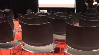 Boş sandalye için konuşan öğretim görevlisi