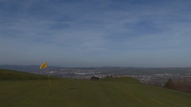 Golfbaan boven Burnley stad — Stockvideo