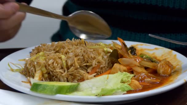 Cuisine malaisienne. Paprik Nasi goreng — Video