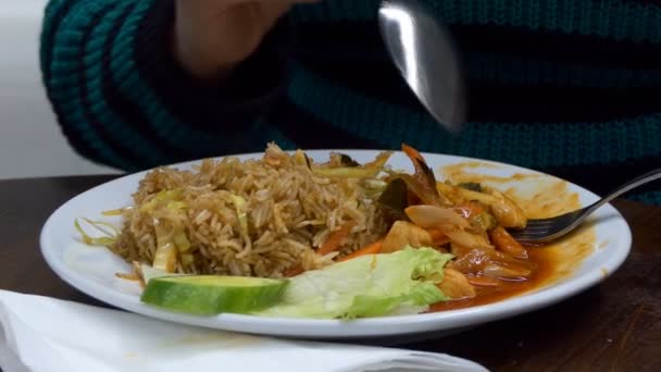 Mujer comiendo en café malayo — Vídeos de Stock