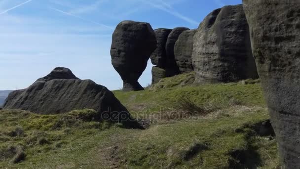 Zu Fuß auf Brautstein Handkamera zu — Stockvideo