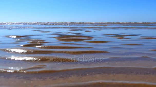 Vlnitý písek. Odliv moře — Stock video