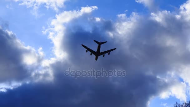 Uçak park yukarıda gökyüzünde — Stok video