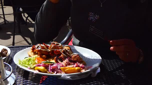 Mulher comendo frango shish kebab — Vídeo de Stock