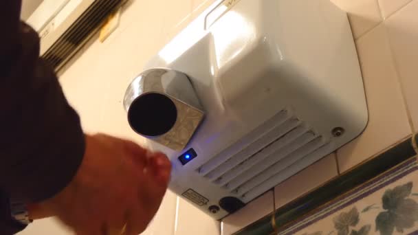 Man using hand dryer — Stock Video