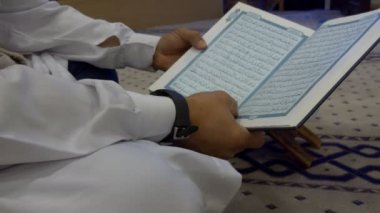 Adam beyaz Müslüman elbise Kerim okuma içinde