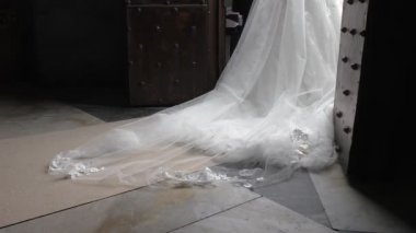 Gelin gelinlik kilise bir kapı aralığında