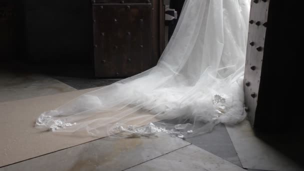 Vestido de novia en una puerta de la iglesia — Vídeo de stock