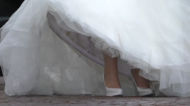Sapatos brancos de noiva perto de carro — Vídeo de Stock