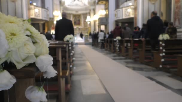 Nahaufnahme weißer Blumen in der Kirche — Stockvideo