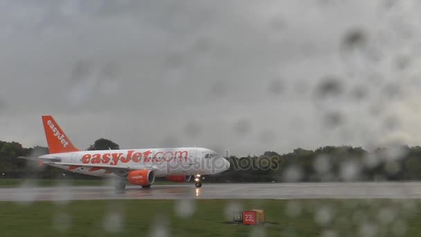 Αεροσκάφος της easyJet αεροπορική εταιρεία σε θέση εκκίνησης — Αρχείο Βίντεο