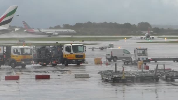 Transport am Boden des belebten Flughafens von Manchester City — Stockvideo
