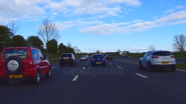 Tráfico lento en la autopista del Reino Unido — Vídeo de stock