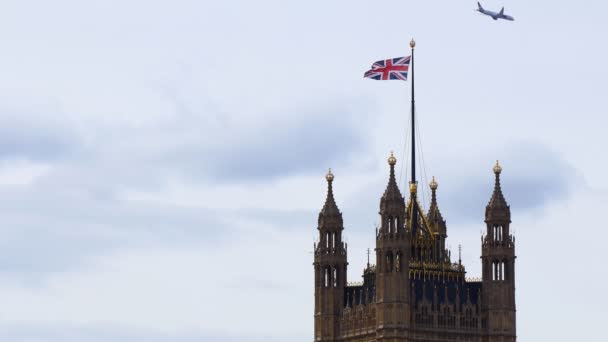 Британский флаг на вершине башни Виктория в Лондоне — стоковое видео