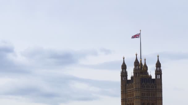 A londoni Victoria Tower felett repülőgép — Stock videók