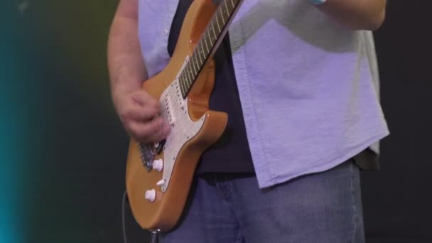 Guitarrista tocando la guitarra en concierto de cerca — Vídeos de Stock