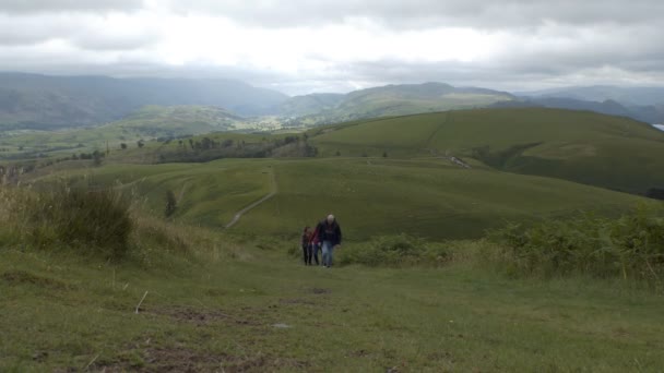 Groupe de quatre grimpeurs sur la colline — Video