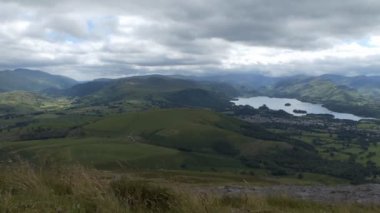 Keswick kasabayı Derwentwater ve insanları Skiddaw eşiğine