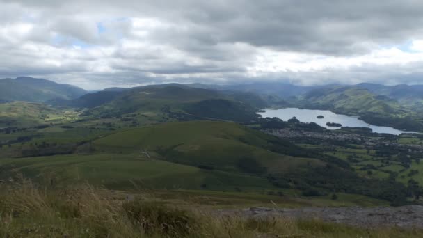 Keswick ciudad Derwentwater y la gente en el camino a Skiddaw — Vídeo de stock