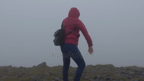 Woman in the cold cloud on top of mount — Stock Video