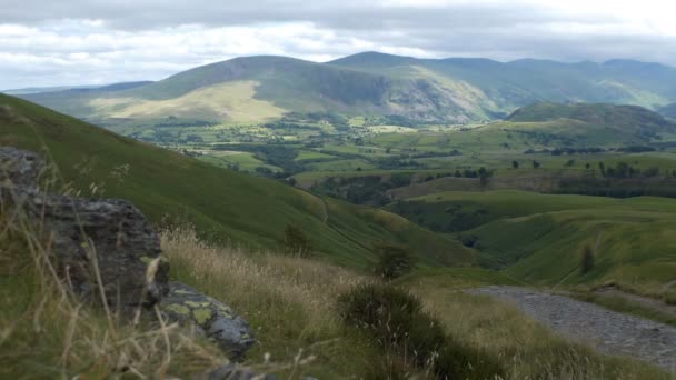 Lake District cenário com caminho de cima — Vídeo de Stock