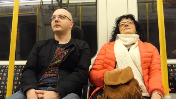 Casal viajando de metrô — Vídeo de Stock