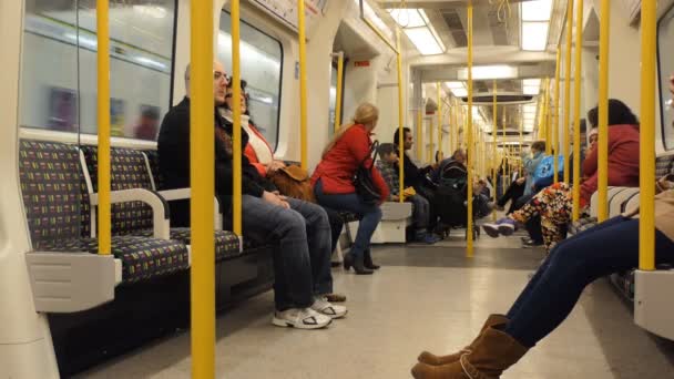 Londoni metró ingázók a kocsiban — Stock videók