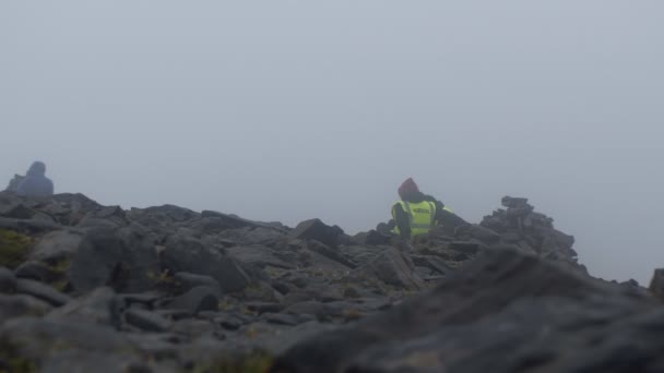 Mariscales de carrera escondidos en refugio en la cima de la montaña — Vídeos de Stock