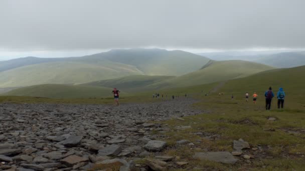 Carrera y senderismo en las montañas — Vídeos de Stock