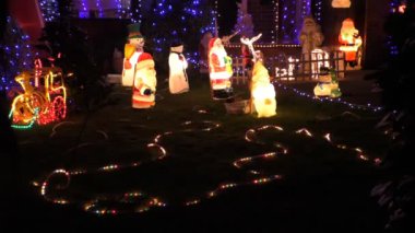 Bahçede noel süslemeleri