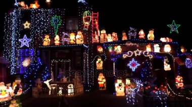 Bir levha Noel ışıkları dekore edilmiştir.