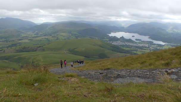 Grupo de caminhantes escalando montanha Skiddaw — Vídeo de Stock