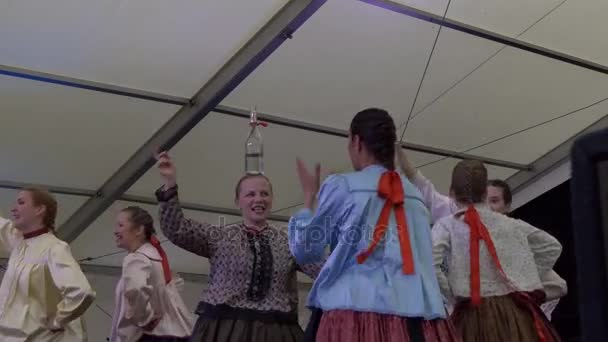 Hongrois femmes danse avec des bouteilles sur les têtes — Video