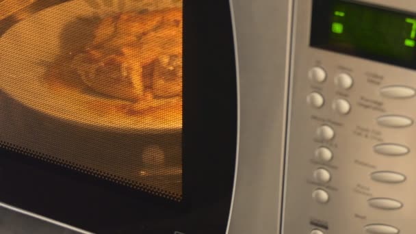 Pečená brambora dokončení vaření v mikrovlnné troubě — Stock video
