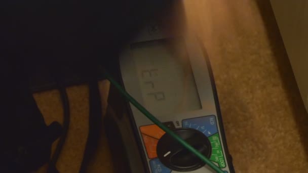 Électricien professionnel testeur RCD fermer 