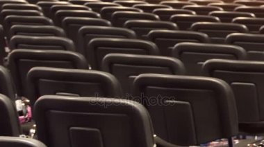 Siyah boş sandalye satırlar üzerinde tava